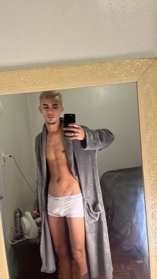 Novinho de fora disponível com local no centro😈