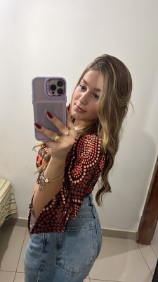 Loirinha quente, pronta para lhe satisfazer.