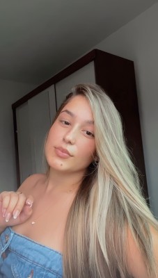 Loirinha quente, pronta para lhe satisfazer.
